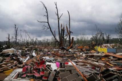 Apokaliptične slike iz SAD-a: Snažne oluje odnijele najmanje 32 života, oglasio se i Joe Biden