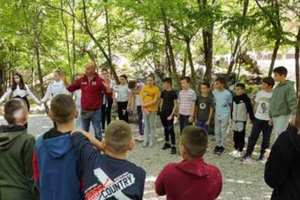 Ima nade za učenike: Održana edukacija s ciljem promoviranja prijateljstva među multietničkim školama u Mostaru
