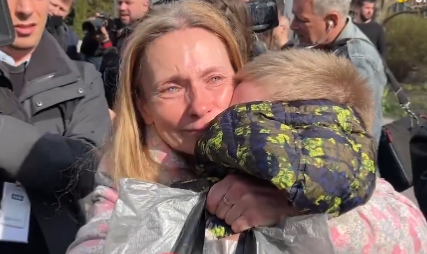 Vrlo emotivan susret otete ukrajinske djece s porodicom