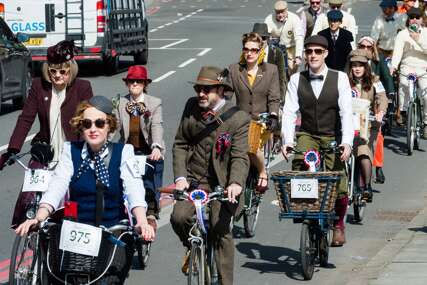 Stotine osoba u vintage odjeći od tvida provozalo se biciklima kroz London