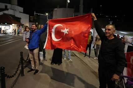 Pristalice Erdogana proslavile pobjedu na ulicama Sarajeva (FOTO)
