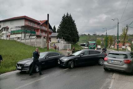 Čak dvije saobraćajne nesreće: Kolaps saobraćaja na najprometnijoj dionici u Sarajevu (FOTO)