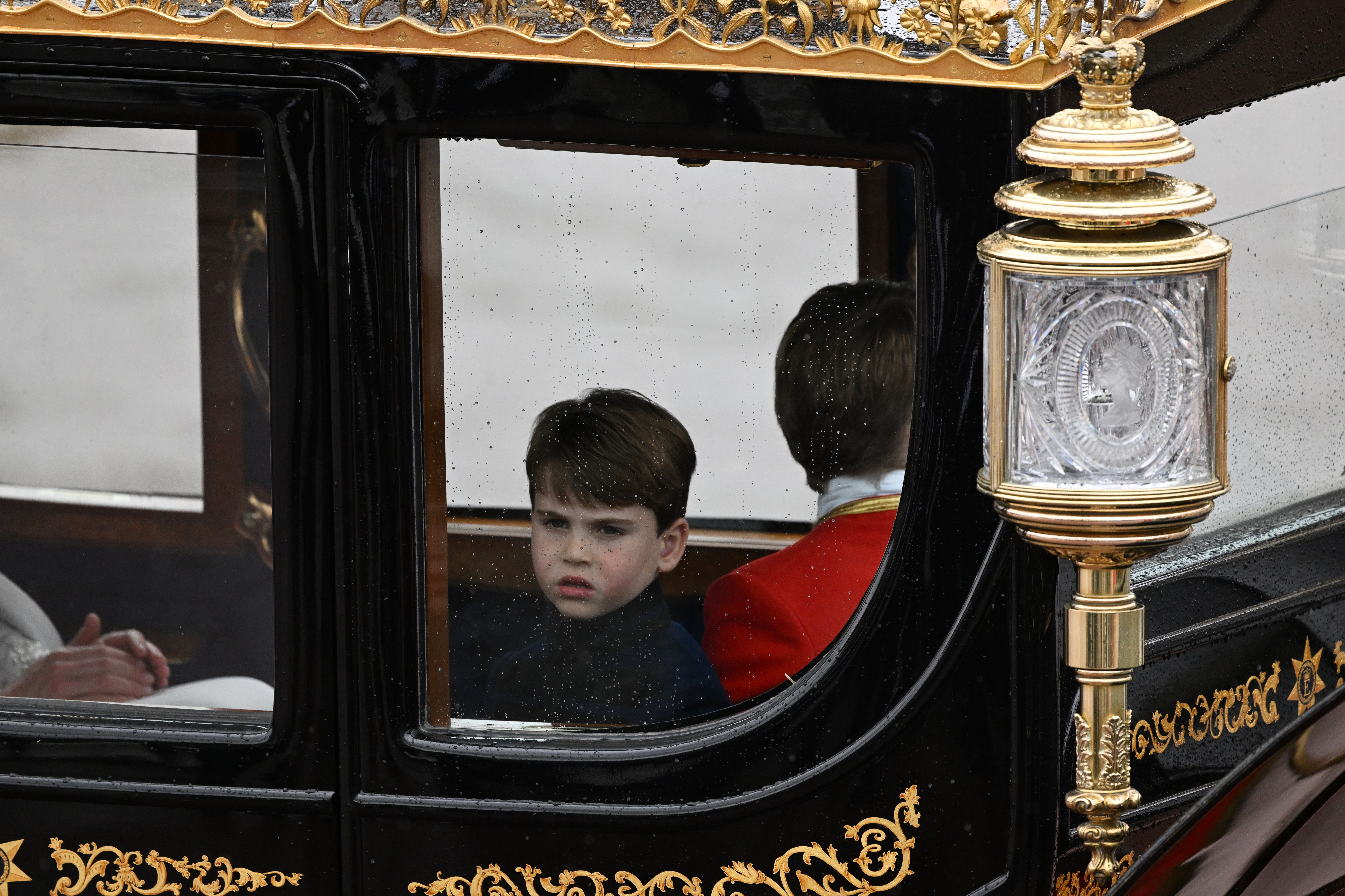 Najveća zvijezda krunidbe: Princ Louis je zijevao, radio grimase i nestao usred ceremonije (VIDEO)