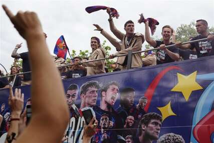 Navijači Blaugrane slave titulu na ulicama Barcelone, prvu od odlaska Messija (FOTO+VIDEO)