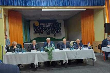 SDA održala skupštinu u školi u Travniku, suprotno zakonu, a đaci preusmjereni na sporedne izlaze