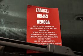 ZANIMLJIV POTEZ Poruke zakačene na automobile u Sarajevu: "Zamisli ubiješ..."