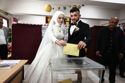 Turski mladenci došli na glasačko mjesto u vjenčanici i odijelu