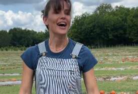 Holivudska zvijezda pokazala kako se snalazi na farmi: "Moj traktor me zove..." (VIDEO)