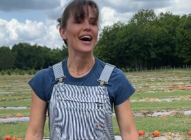 Holivudska zvijezda pokazala kako se snalazi na farmi: "Moj traktor me zove..." (VIDEO)