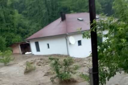 NOVE POPLAVE: U Tesliću se izlila rijeka Brezna, domaćinstva pod vodom (FOTO+VIDEO)