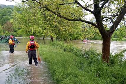 Elvir Alidžanović iz Bosanske Krupe za Bosnainfo: "Preumorni smo od borbe s vodom, ljudi su vidjeli i tijelo u rijeci" (FOTO)