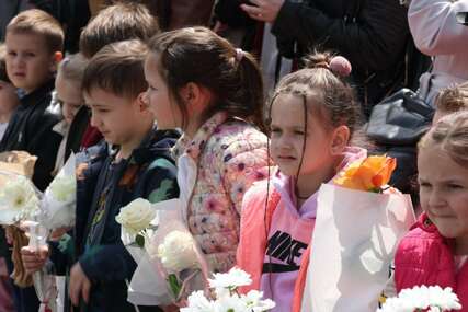 Sjećanje na 1.601 ubijeno dijete u opkoljenom Sarajevu: Mališani sa cvijećem odaju počast (FOTO)