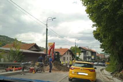 Ogromna kolona vozila na dionici od stadiona Koševo do Šipa