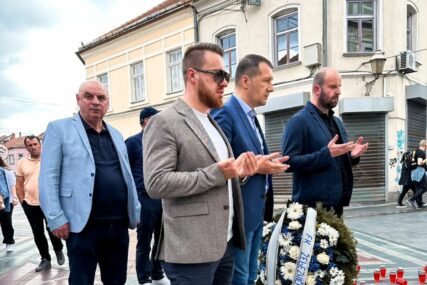 Delegacija FK Željezničar položila cvijeće na Kapiji