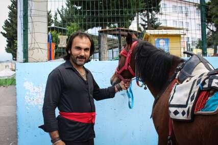 Kao na Divljem zapadu: Turčin na glasačko mjesto došao na konju (FOTO)