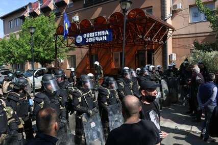 Srbi na Kosovu mirno protestuju, prisutne i  osobe sa maskama na licima (FOTO)