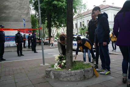 Beograđani polažu cvijeće i pale svijeće kod OŠ "Vladislav Ribnikar"