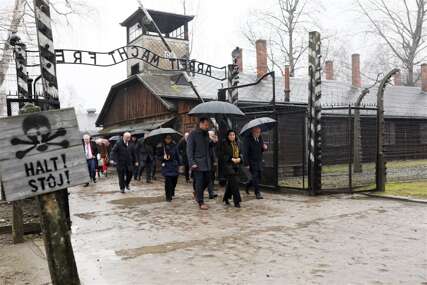 Ljudi zaprepašteni šta je čovjek uradio ispred Auschwitza: ‘Pa nije ti ovo Disney!‘