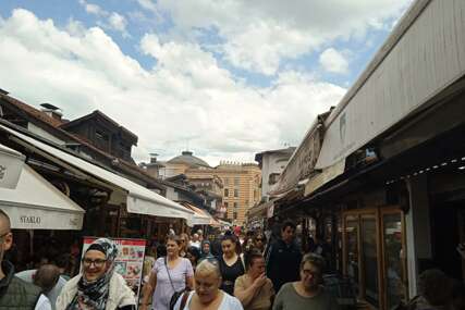 Sunčana nedjelja u Sarajevu: Baščaršija puna turista, ugostitelji prezadovoljni