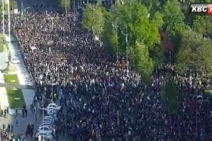Rijeka ljudi na protestu u Beogradu