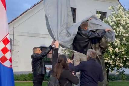 Članovi grotesknog desničarskog pokreta u Kumrovcu ceradom prekrili Titov kip