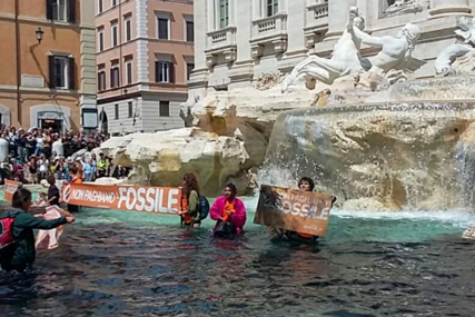 Klimatski aktivisti obojili u crno vodu čuvene fontane u Rimu