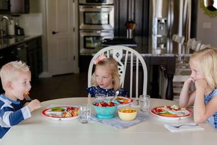 Evo kako dijete naučiti pravilima ponašanja za stolom