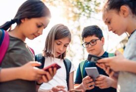 Stručnjaci: Zabraniti smartphone djeci mlađoj od 13 godina