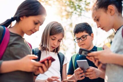 Parlament FBiH: Zabraniti mobitele u svim osnovnim i srednjim školama