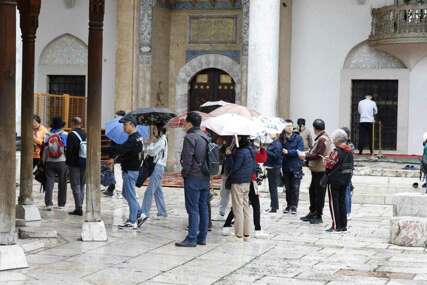 Kišobran je neizbježan u Sarajevu, a samo jedni imaju razloga da se raduju