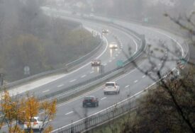 Na putevima u BiH mjestimično vlažan kolovoz, oprez zbog odrona