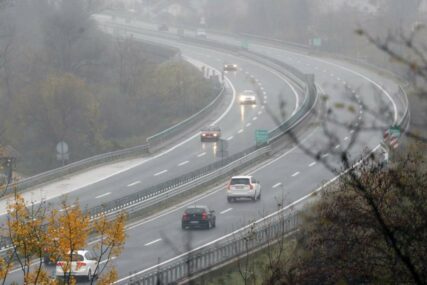Na većini putnih pravaca u BiH saobraća se po suhom kolovozu, magla u jutarnjim satima
