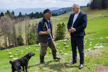 Ministar Marić u posjeti ovčarima i graditeljima puta u Željeznom Polju kod Žepča