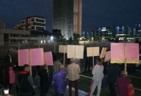 Grupa ljudi protestvovala satima u dvorištu TV N1 u Srbiji, policija nije reagovala