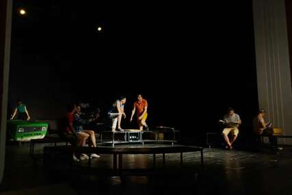 Glumci NP Mostar izveli 'Zbogom Kalifornijo' na 10. festivalu glumca BiH