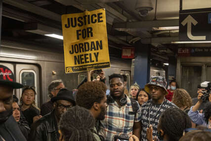 Muškarac koji je ugušio putnika njujorške podzemne željeznice će se predati pod optužbom za ubistvo