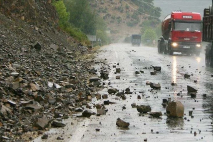 Saobraćaj u BiH se odvija po mokrom kolovozu, upozorenje na odrone kamenja i zemlje
