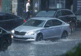Spas kada vozite po kiši: Ovo jeftino sredstvo iz kuće morate uvijek imati u automobilu