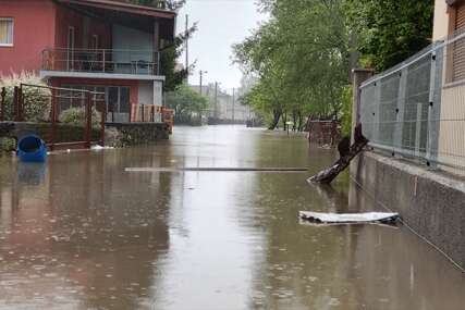 Haos u Bihaću: Poplavljene kuće, građani priskaču u pomoć