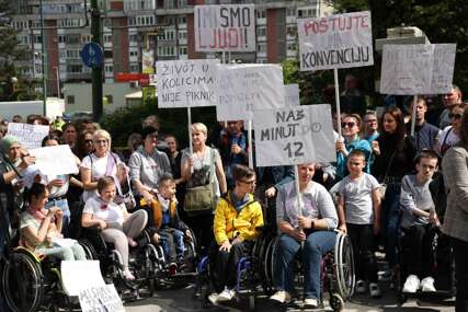 U Sarajevu protest osoba sa invaliditetom: "Znamo da vam smetamo ali mi ne idemo nigdje"