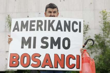 Zanimljive poruke sa protesta: "Amerikanci mi smo Bosanci"