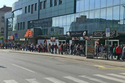 Više stotina članova Sindikata Brčko distrikta mirnom protestnom šetnjom traže bolje uslove rada