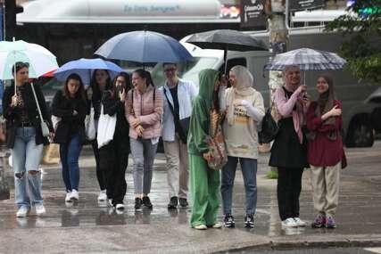 U Sarajevo opet kiša: Stariji i ugostitelji kukaju, mladi i taksisti baš i ne