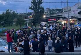 Stotinjak ljudi blokiralo put kod Beograda zbog napete situacije na Kosovu