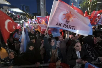 Erdoganove pristalice ispred AKP-a navijaju, uzvikuju tekbir: Prednost opada (VIDEO)