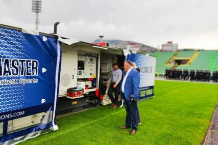 Mašina dovezena s Ajaxovog stadiona: Počelo prošivanje trave na Koševu