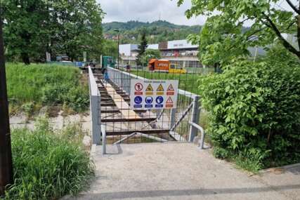 Tuzla: U toku radovi na sanaciji pješačkog mosta kod Gimnazije “Meša Selimović”