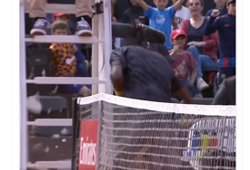 ŠOK - Teniser razvalio sudijsku stolicu i momentalno je izbačen sa turnira (VIDEO)