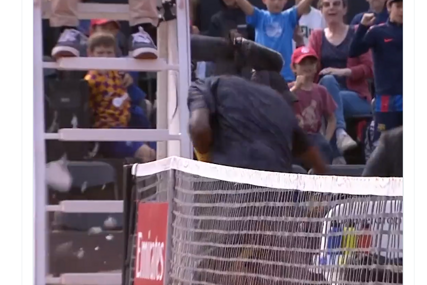 ŠOK - Teniser razvalio sudijsku stolicu i momentalno je izbačen sa turnira (VIDEO)