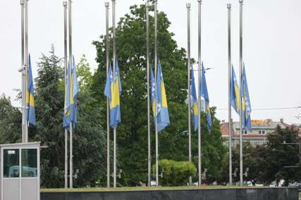 Danas je sve utihnulo! Zastave na pola koplja u Sarajevu